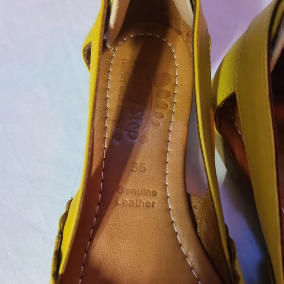 Spring Step Yellow Flats Size 36 - Picture 6 of 10